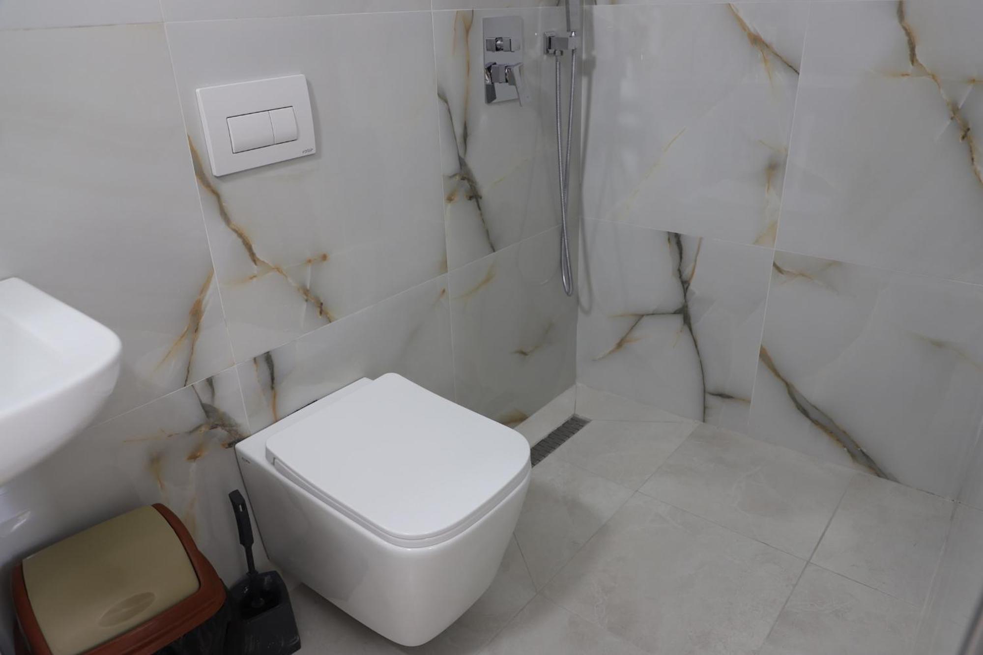 Guesthouse N&B Berat Esterno foto