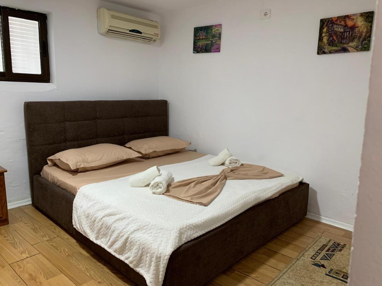 Guesthouse N&B Berat Esterno foto